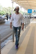 Varun Dhawan snapped at airport on 7th Nov 2015